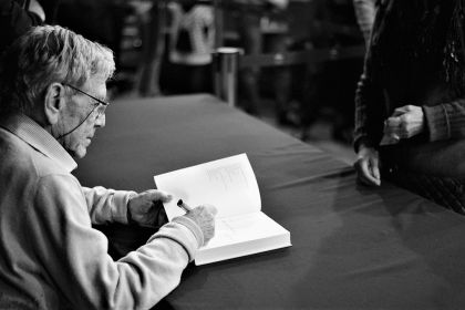 Amos-Oz-comiendo-helados-en-Jerusalen_-Casi-literal.jpg