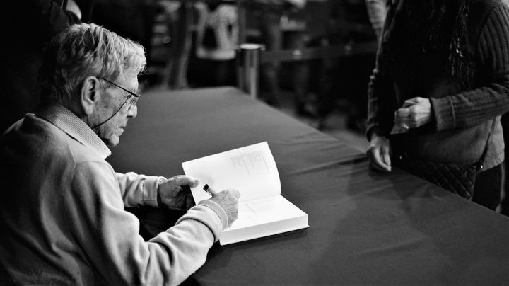 Amos-Oz-comiendo-helados-en-Jerusalen_-Casi-literal.jpg