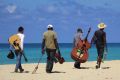 Andrés-Caicedo-las-olas-y-un-swing-tropical_-Casi-literal.jpg
